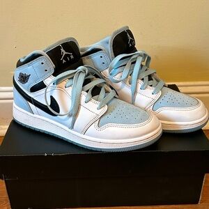 Air Jordan 1 Mid SE White Ice Blue Size 4 Youth